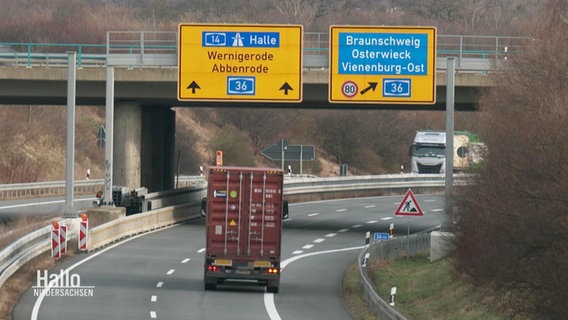 Eine Autobahn mit gelben Verkehrsschildern. © Screenshot 