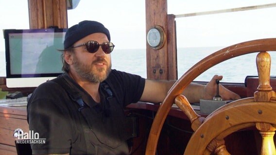 Der Kapitän Kristian Dietze am Steuer seines Frachters. © Screenshot 
