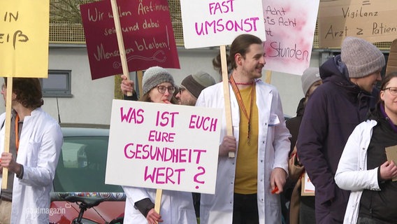 Eine Demonstration von Ärztinnen und Ärzten der Uni-Kliniken. © Screenshot 