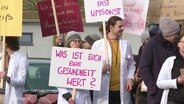 Eine Demonstration von Ärztinnen und Ärzten der Uni-Kliniken. © Screenshot 