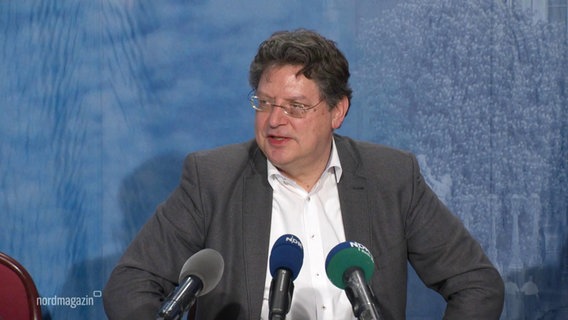 Mecklenburg-Vorpommerns Wirtschaftsminister Meyer bei einer Pressekonferenz. © Screenshot 