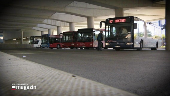 Durch den geplanten Streik der Busfahrer werden am Wochenende viele Busse wie hier im Depot bleiben. © Screenshot 
