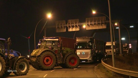 Bauern blockieren Hafenzufahrt in Hamburg mit Treckern. © Screenshot 