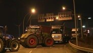 Bauern blockieren Hafenzufahrt in Hamburg mit Treckern. © Screenshot 