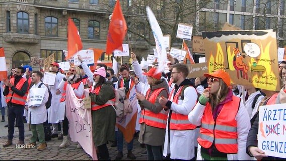 Ärzte aus Unikliniken protestieren in Hannover. © Screenshot 