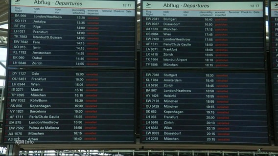 Eine Anzeigetafel an einem Flughafen zeigt gestrichene Flüge. © Screenshot 