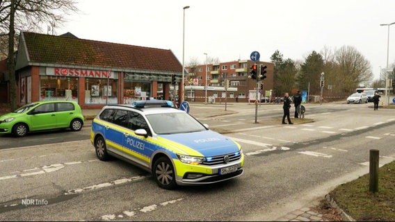 Ein Polizeiwagen an einer Unfallstelle. © Screenshot 