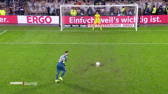 Szene beim Elfmeterschießen: Ein Spieler des FC St. Pauli schießt auf das Tor von Fortuna Düsseldorf. © Screenshot 