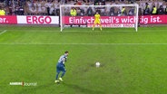 Szene beim Elfmeterschießen: Ein Spieler des FC St. Pauli schießt auf das Tor von Fortuna Düsseldorf. © Screenshot 