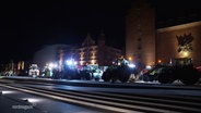 Beleuchtete Traktoren auf einem öffentlichen Platz. © Screenshot 