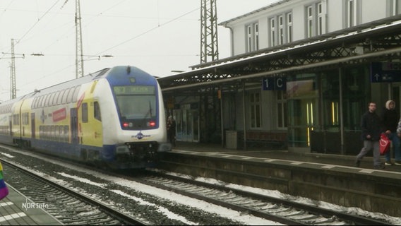 Ein Metronom fährt in einen Bahnhof ein. © Screenshot 