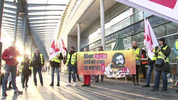 Streikende vom Sicherheitsdienst demonstrieren am Hamburger Flughafen. © Screenshot 