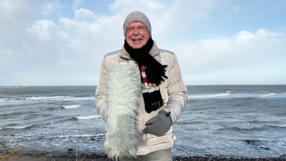 Thomas Globig steht vor der Ostsee © Screenshot 