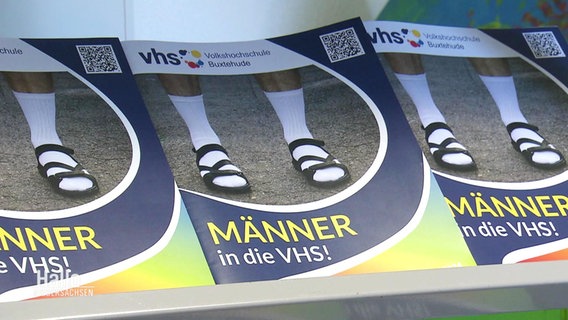 Programmhefte der Volkshochschule Buxtehude zeigen Füße in weißen Socken und Sandalen. © Screenshot 
