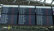 Flugausfälle werden am Hamburger Flughafen auf Monitoren angezeigt. © Screenshot 