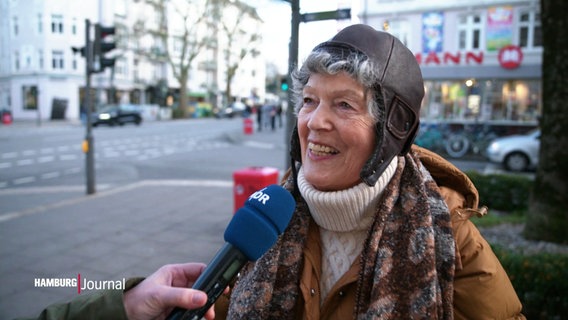 Eine ältere Dame wird zu ihrem stylischen Outfit befragt. © Screenshot 