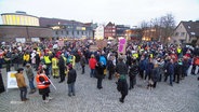 Menschen demonstrieren gegen Rechtsextremismus und die AfD in Delmenhorst. © Screenshot 