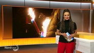 Moderatorin Nadja Babalola steht im Studio. © Screenshot 