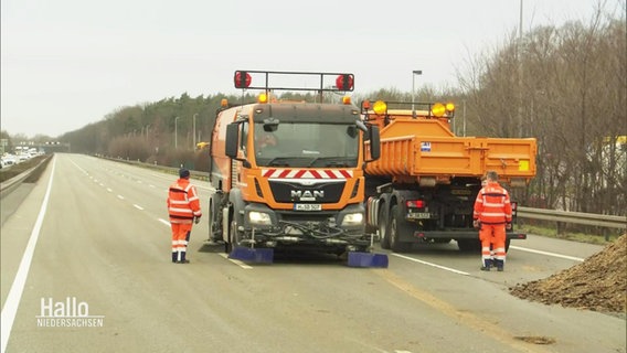 Mitarbeiter der Autobahnmeisterei reinigen die Autobahn vom Mist der Bauern. © Screenshot 
