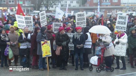 Eine große Menschengruppe steht auf der Straße, viele halten Schilder mit dem Spruch: Omas gegen rechts. © Screenshot 