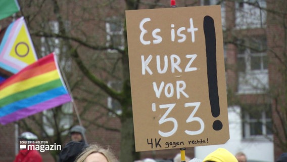 Ein Schild mit der Aufschrift "Es ist kurz vor 33" © Screenshot 