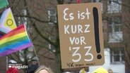 Ein Schild mit der Aufschrift "Es ist kurz vor 33" © Screenshot 