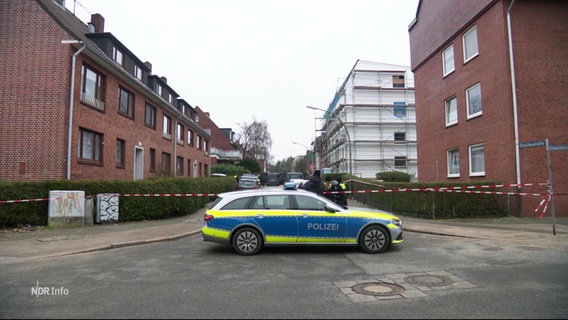 Ein Polizeiauto vor einer Wohnstraße in Billstedt. © Screenshot 