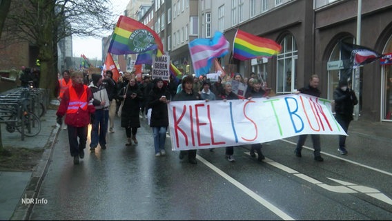 Menschen demonstrieren gegen Rechtsextremismus in Kiel. © Screenshot 