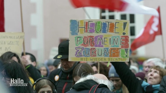 Schild auf einer Demonstration. © Screenshot 