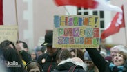 Schild auf einer Demonstration. © Screenshot 