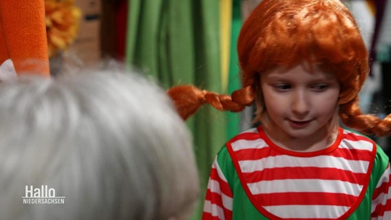 Ein Mädchen ist als Pippi Langstrumpf verkleidet. © Screenshot 
