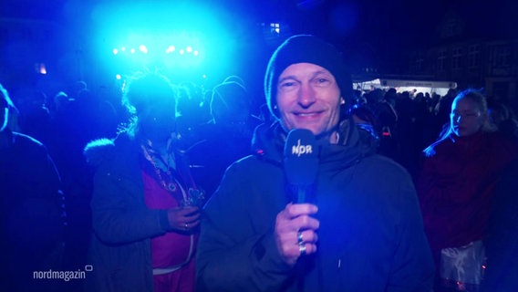 NDR Reporter berichtet von Karnevalsveranstaltung. © Screenshot 
