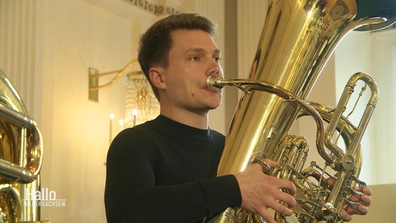 Daniel Barth spielt Tuba. © Screenshot 