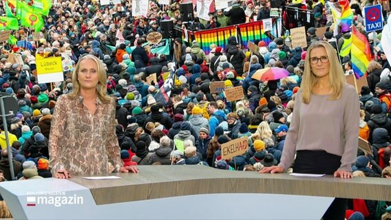 Harriet Heise und Gabi Lüeße stehen im Studio. © Screenshot 