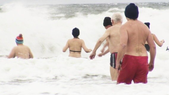 Menschen baden in der stürmischen Ostsee. © Screenshot 