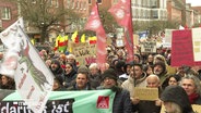 Viele Menschen demonstrieren in Lübeck. © Screenshot 