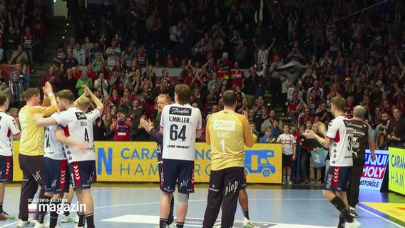 Die Flensburger Handballer bedanken sich klatschend bei ihren Fans. © Screenshot 