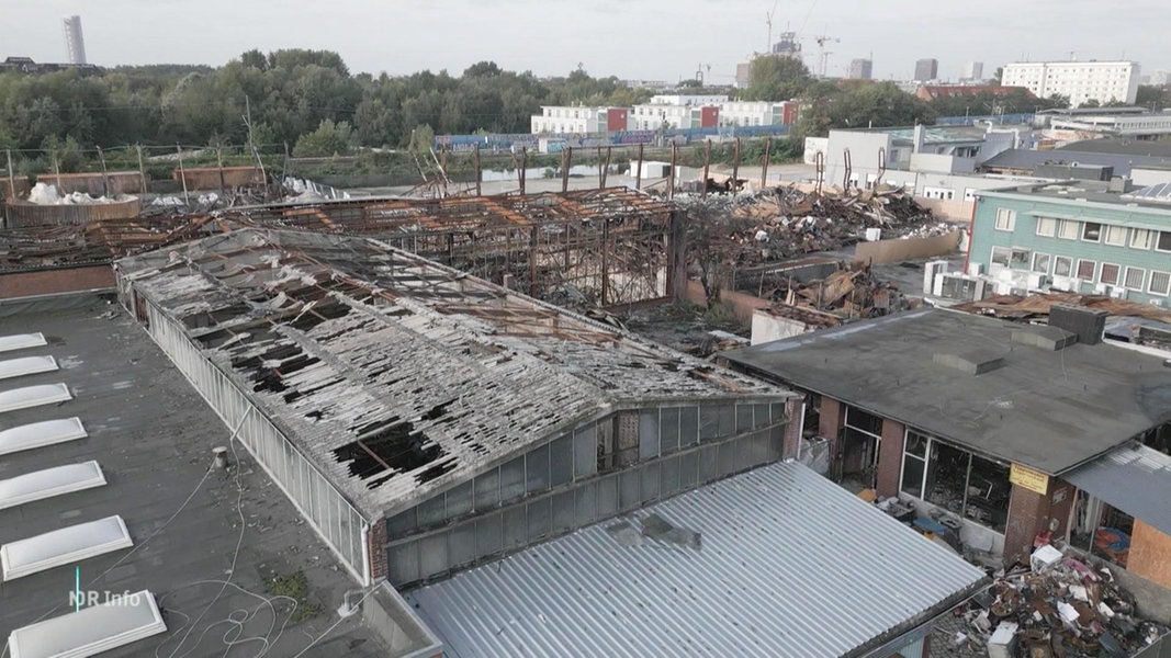 Niedergebrannte Gebäude im Industriegebiet der Billstraße.