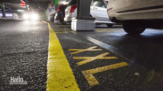 Nahaufnahme einer gelben Parkplatzmarkierung für SUV's in einem Parkhaus. © Screenshot 