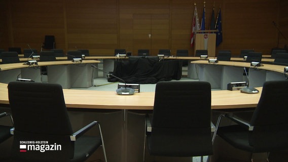 Die leeren Sitze des Landtages © Screenshot 