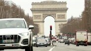 Im Stadtverkehr von Paris: Im Hintergrund der berühmte Triumphbogen, im Vordergrund Limousinen und SUV. © Screenshot 