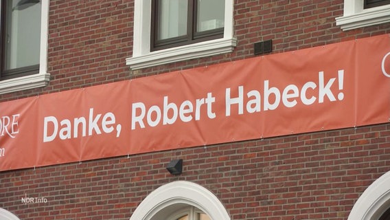 Ein rotes Banner an einer Gebäudefassade mit der Aufschrift: "Danke, Robert Habeck!" © Screenshot 