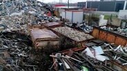 Ein großer Berg von Müll und Schutt, teilweise offene Container mit Bauschutt. © Screenshot 