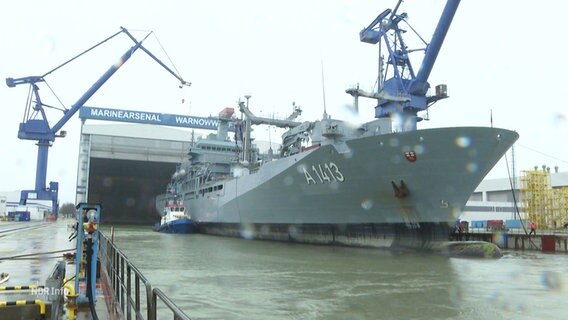 Deutschlands größtes Marineschiff, der Einsatzversorger "Bonn", liegt im Dock der Warnowwerft. © Screenshot 
