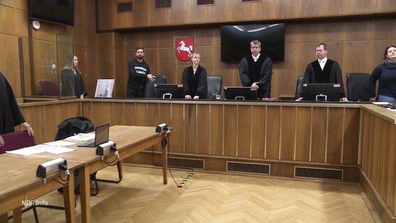 Die Richterinnen und Richter in Roben im Gerichtssaal in Hannover. © Screenshot 