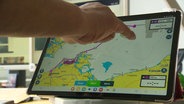 Auf einem Tablet sieht man eine Karte mit dem Gebiet, in dem die Pipeline liegt. © Screenshot 