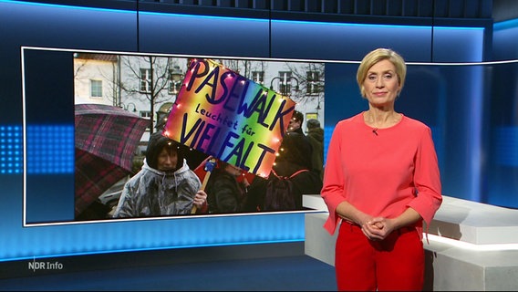 Susanne Stichler moderiert NDR Info um 21:45 Uhr. © Screenshot 