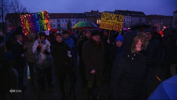 Mutige Demokratinnen und Demokraten demonstrieren trotz Regen und Störversuchen von Gegendemonstranden für Vielfalt und Toleranz. © Screenshot 