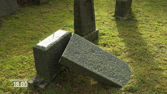 Ein abgebrochener, geschändeter grab stein auf dem jüdischen Friedhof in Leer. © Screenshot 