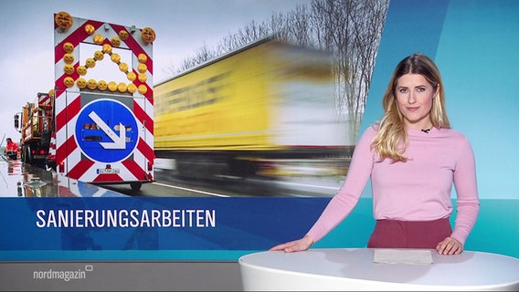 Nachrichtensprecherin Lilli Michaelsen im Studio; hinter ihr ein Bild von einer Baustelle mit Warnschild und die Unterschrift: "Sanierungsarbeiten". © Screenshot 